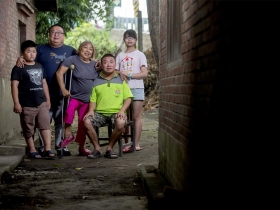 育兒養孫一肩扛  獲頒家扶「自強媽媽」 堅強跛腳嬤  一根枴杖撐起五口家