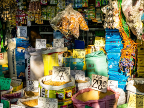 從洋芋片到洗衣精，菲律賓超市裡為什麼一堆「超小包裝」？原來背後原因有點心酸