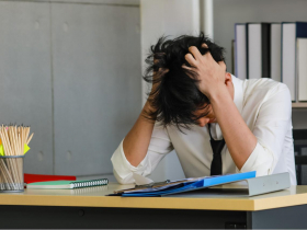 幫客戶代墊錢，對方卻不認帳笑回「誰叫你社會經驗少」...有些人，忍一時得寸進尺，退一步變本加厲