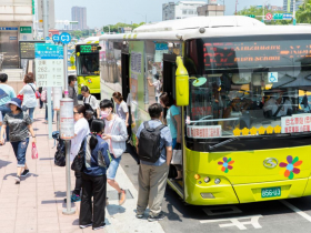 雙鐵禁站票、雙北捷運公車人數管制！最高可罰 1.5 萬元