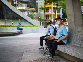 國內1／3染疫者逾60歲！ 專家憂：醫療量能衝擊大、死亡比例升高　「2周內結束疫情很難」