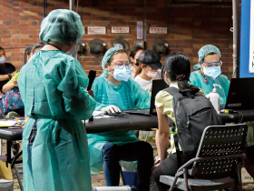 防疫政策面》採檢爆量確診陽性民眾「無處可去」　靠快篩堵破口提升量能、有效隔離是關鍵