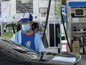 一人駕駛不必戴口罩 但加油呢？搖下車窗見無罩可開罰！
