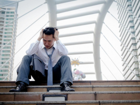 「50萬元1股，年底連本帶利可拿回80萬！」他借百萬想發財卻血本無歸：那時我還怨父母怎麼不支持我