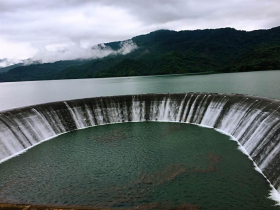 奇蹟！30天前見底 這水庫如今滿水位　放水畫面超震撼