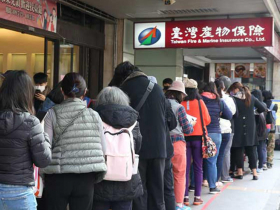 台產「防疫神單」理賠破萬件　虧損壓力漸增快變「賠錢保單」