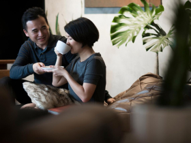 計程車裡各自發呆的是夫妻、餐廳裡歡談菜單的是外遇...專家教你：改善婚姻裡「無話可說」危機