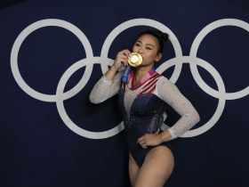 曾擊敗體操天后卻成莫逆！18歲寮國移民挺過腳踝骨折、亞裔歧視　為美國體操奪金「我們做到了」