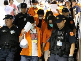 破案實錄》機房內設名廚、藥房  還拜關公保佑 領錢、打電話、管帳互不認識  首腦分頭下單