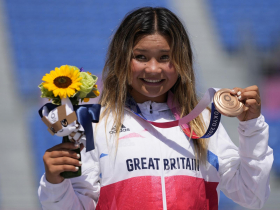 英國最年輕獎牌得主！13歲滑板少女靠YouTube自學、一度重傷昏迷...奧運奪銅喜極而泣「女孩能做到任何事」