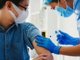 疫苗絕非萬靈丹！3因素讓新冠疫情變得更難纏，群體免疫恐成「無法實現的神話」…