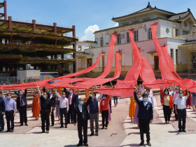 　　帝冠式車站重返中軸線　啟動高雄城市新願景　　　　　高雄站到了　80歲老車站啟程回家