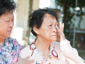 賣房替兒子還債，還被兩兄弟嫌棄...80歲老母親在養老院斷氣悲歌：人老了「請自私一點」