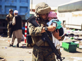 塔利班戰亂》昔被美大兵一手撈過機場刺網震撼全球　阿富汗「8周大」女嬰現況曝光！