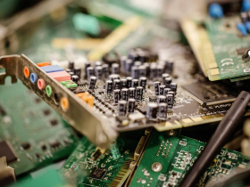 許文龍的奇美集團，9年後重返電子榮耀！一塊廢塑膠，讓它躋身6大PC品牌第一階供應商