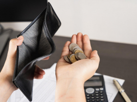 每月賺20萬卻碰上疫情…今年改當股市新手又慘遭套牢，他靠斜槓擺攤補80萬財務缺口