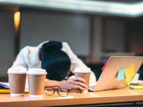 試用期待遇3年新低、離職率平均3成1　新鮮人職場生存不易，近半數快養不起自己