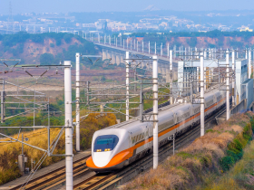 再鬆綁！11/2起搭雙鐵可飲食　KTV唱歌終於不用戴口罩