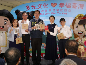 移民署防疫不鬆懈　靜思書軒贈福袋