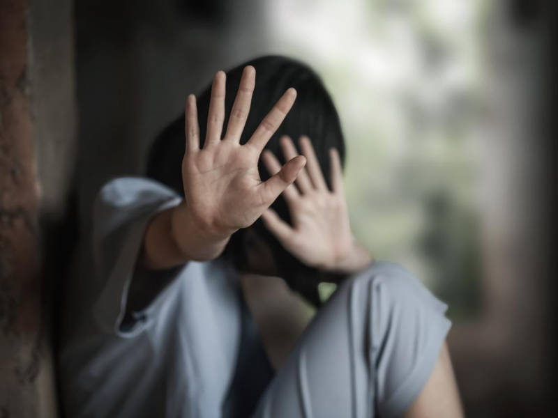 高嘉瑜慘遭男友痛毆，哽咽「被打到不成人形，沒想到我會被家暴...」恐怖情人10大特徵，中1項就分手