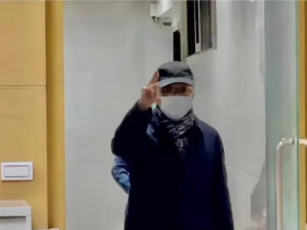 對媒體比出「YA」！康和證購地案涉掏空　「總裁」鄭國華1千萬交保