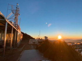 層層堆疊的山巒與雲層　全台最高日出美翻！玉山「2022第一道曙光」畫面曝光