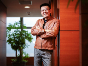 同學刺龍刺鳳、弟弟借高利貸…不甘人生這樣過　他如何從「扁鑽小子」一路爬到47歲科技大廠總座？