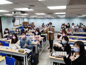 以物易課~ 我有故事 你有什麼 ?出書熱銷回饋學生 梨賓副總免費傳授考試讀書秘訣 百里送蛋給學生解蛋荒