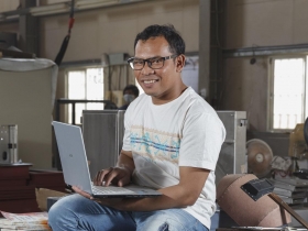 新住民系列報導》印尼鐵工王磊  靠一台筆電圓夢 白天拿焊槍  晚上化身療癒系文青