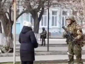 有影/「站在我的土地上幹嘛！」烏克蘭大媽挺身對槍口開罵　一問一答霸氣單挑俄軍影片瘋傳