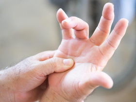 手指彎曲伸不直  用力扳回會發出「喀喀」聲？ 自我檢視扳機指  初期靠三招神救援