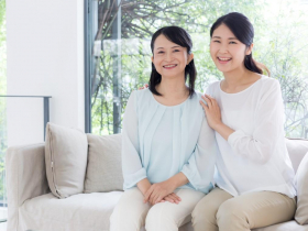 媽老說「痛就忍著點」，女兒催開刀又怕添麻煩…她為母親找回微笑，陌生人變貼心伴