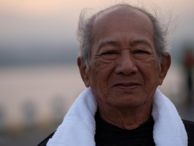 失智後老董不顧家人阻止，每天找公司會計來查帳「我要當可以幫家裡賺錢的人，大家才會愛我！」