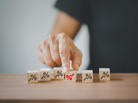 急需用錢時，賺十萬和賠十萬的股票，你會先賣哪一檔籌錢？