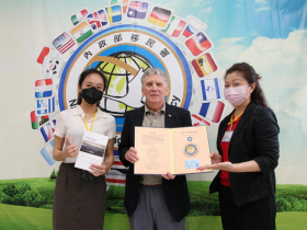 培育臺灣文學人才 美國詩人喬直申獲梅花卡