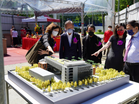 當年施崇棠慨捐5.4億，期許臺大再現「五四」精神！人文館今上樑「離夢想又更近一步」