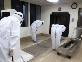 棺木包上保鮮膜、火化後骨灰罈來不及刻名字…送走確診者最後一哩路「6張照片」說悲傷的故事