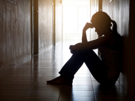 18歲女繼承近2千萬遺產　阿嬤告上法院討股票、存款！她崩潰：處理爸後事沒人理，爭產時就出現