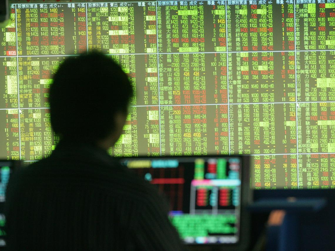 1年前炒股賺到賓士，現在連TOYOTA都沒了只能騎2輪...他玩這2檔被虧「難怪做白工」 - 今周刊