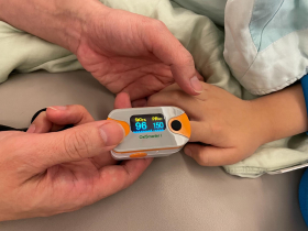 兒確診燒40度心跳150下...兒科醫和家長告假：一直都在照顧大家的孩子，請允許我休7天陪他