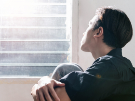 爸有新歡就拋棄我和弟弟，晚年生病才回家要求撫養「不然就告你們」！他嘆：到底我們錯在哪？