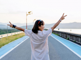 簡單社交、選想過的生活、每天都說「我愛你」！6個中年理想的生活條件：只要心跳有用力活著、不是等死就好