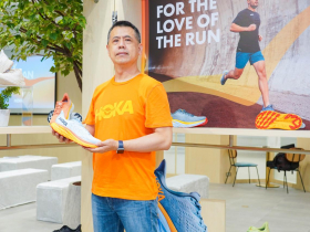 連蔡明忠也愛用！營收連年翻倍成長，HOKA憑什麼成為近年「全球成長最快跑鞋」？