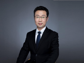 別人大學不愁吃穿，我為賺錢從發傳單到擺攤！他26歲爬上上市公司總監：窮怕了，不「拚命」不行