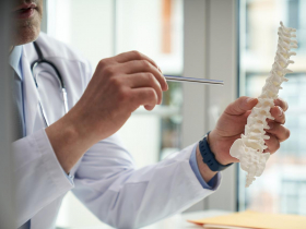 青壯年比長者易好發  症狀從下背痛到肌無力 椎間盤突出好惱人  手術治療怎麼選？