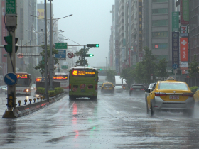 「梅花」午後轉中颱，最新路徑曝光！氣象局「最快明發布海警」：這2區嚴防大雨