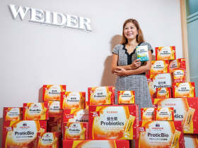 兩強聯手 ▎女董座第一線叫賣試吃  把產品變賣場銷售王  從好市多擺攤練兵做起 威德益生菌年銷150萬盒成功術