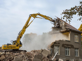 影／你讓我過不下去，我也讓你沒辦法生活！他被解雇氣瘋了　開挖土機拆爛老闆3.2億豪宅