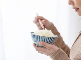 為何海產店白飯特別好吃？資深主婦揭開秘密：加這「3物」差很大、美味不少