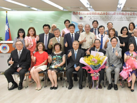 實踐大愛精神促進僑民外交 黃行德獲頒玉山僑務專業獎章